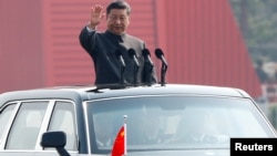 中国国家主席习近平在北京天安门广场举行的阅兵式上乘车检阅。(2019年10月1日)