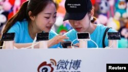 工作人员用手机登录新浪微博。(2018年4月27日)