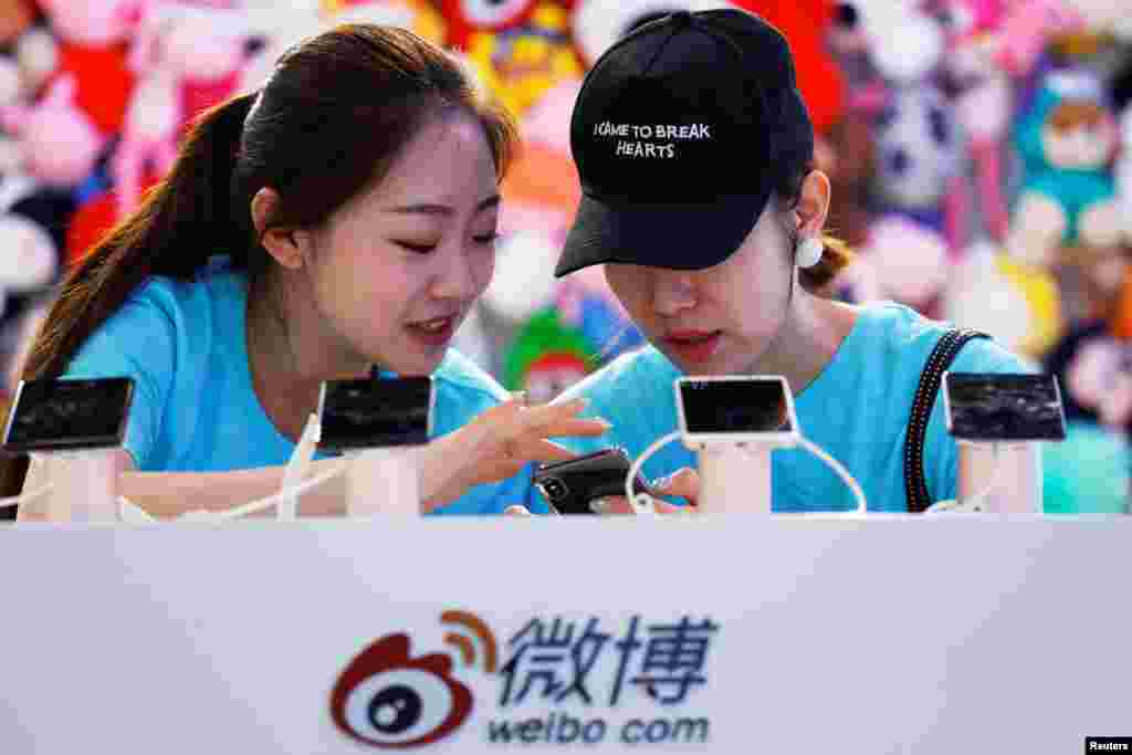 2018年4月27日,在北京举行的全国移动互联网大会(GMIC)期间,工作人员在新浪微博的摊位上使用智能手机。一个人的帽子上有英文,意思是“我是来让人心碎的”。2018年4月14日,新浪微博宣布了种种清查对象,包括同性恋题材的漫画及图文、视频。新浪称,这是依据《网络安全法》采取的行动,已关闭100多个微博账号。这个通知发出后,中国社交媒体上立即出现数十万计的#我是同性恋#、#你好我是同性恋#等话题标签,愤怒的网民还将新浪称为“渣浪”。但这些话题标签随后被相继关停。LGBT(女同性恋者、男同性恋者、双性恋者与跨性别者)的支持者利用各种渠道表达抗议,在社交媒体上表态或者发表公开信。4月15日,中共党媒《人民日报》发表评论,鼓励社会继续增大对同性恋者的宽容度,指出"同性恋绝非一种精神疾病",但同时“性倾向本身不应该成为少数人哗众取宠的内容”。4月16日,新浪微博社区发出公告说,清理对象不再针对同性恋内容。