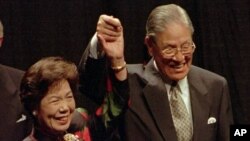 资料照片:台湾总统李登辉和他的夫人在美国康奈尔大学发表欧林演讲后回应掌声。(1995年6月9日)