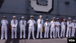 美国航空母舰“乔治·华盛顿号”上的华裔官兵。其中有人是以美国永久居民的身份参军,参军能加速归化为美国公民的进程,“乔治·华盛顿号”就曾举行过一些水兵的归化入籍仪式(2012年7月10日,美国之音丁力拍摄)。