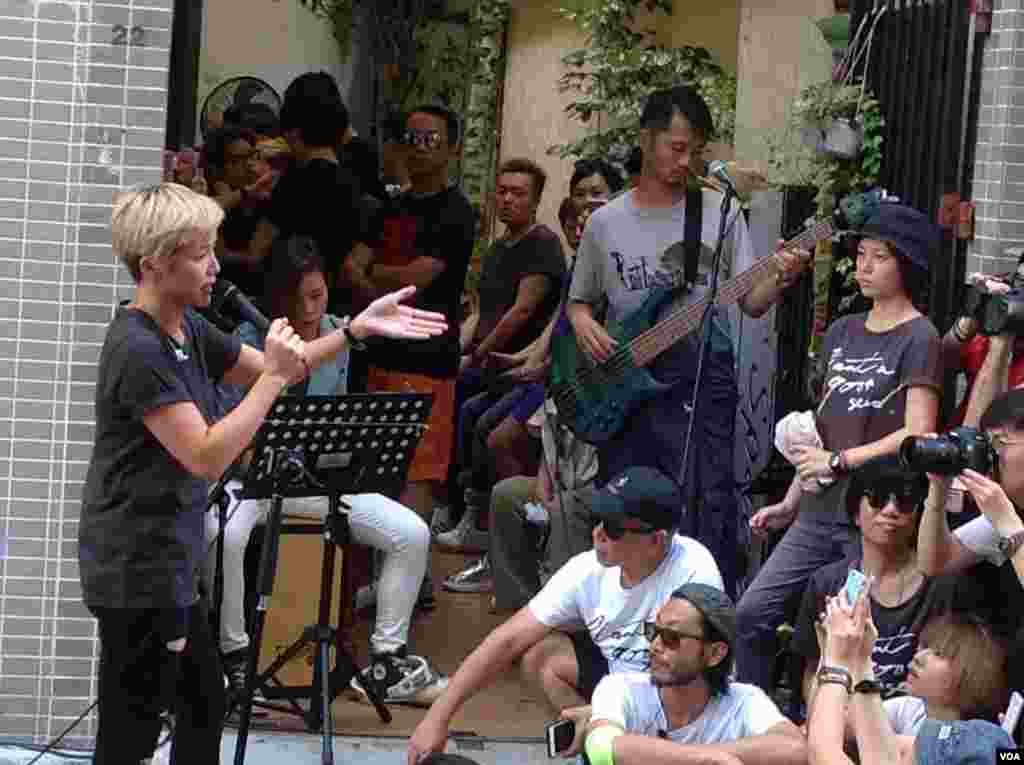 香港歌手何韵诗(右)在她举办的“有种的漂亮The Beauty of WE”音乐会上演唱(2016年6月19日,美国之音海彦拍摄)。国际化妆品牌公司兰蔻受压于中国党媒及部分网民,取消了高调支持民主运动的何韵诗的音乐会。何韵诗就自行举办免费的音乐会,表示要用歌声“回应黑暗”。 