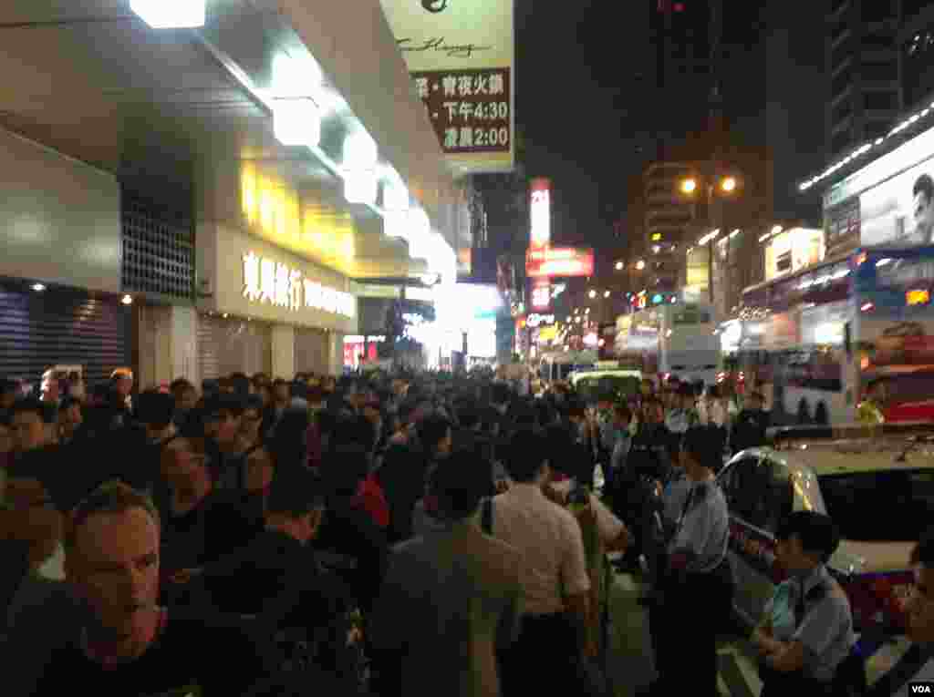 上千港人连续第四晚在旺角聚集争真普选(美国之音海彦拍摄)