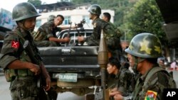 ကချင်ပြည်နယ်တွင်း တနေရာမှာ တွေ့ရတဲ့ KIA တပ်ဖွဲ့ဝင်များ။ (နိုဝင်ဘာ ၀၂၊ ၂၀၁၃)