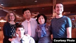 曹三强牧师(后排左二)和家人(公民力量提供)