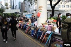 香港这里的雨伞可能有多种用途 (美国之音记者申华拍摄)