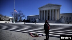 人们在美国最高法院前安放悼念斯卡利亚大法官去世的鲜花。
