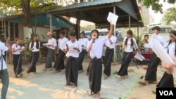 သင်္ကြန် သံချပ်အဖွဲ့လေ့ကျင့်နေစဉ်