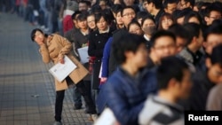 求职者在天津大学的招聘会上(2013年11月22日)