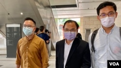 香港民主派初选47人案其中两名获准保释的被告,民协前区议员施德来(右一)与何启明(左一)9月23日到西九龙裁判法院应讯 (美国之音/汤惠芸)