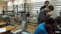 在西伯利亚托木斯克的一所能源学校,学生们在模拟石油和天然气管道泵站的教室中上课。许多学生毕业后在俄罗斯从事俄中天然气和石油管道的维护服务。