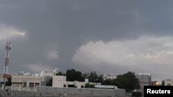 2024年9月29日,也门红海港口城市荷台达在以色列空袭后,现场冒起滚滚的浓烟。