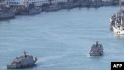 2024年10月14日,两艘台湾海军光华六号导弹艇在基隆港航行。