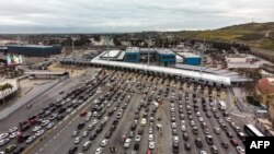 汽车在圣伊西德罗过境点排队,准备从墨西哥的蒂华纳进入美国的圣迭戈(2019年4月4日)