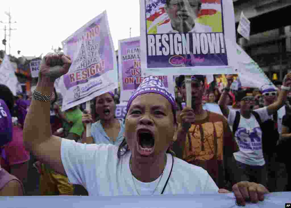 Activists shout slogans during a march toward the Malacanang Presidential palace as they mark International Women's Day in Manila, Philippines, March 8, 2015.