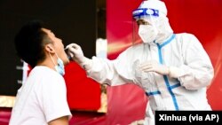 医护人员在瑞丽为市民检测新冠病毒(2021年7月5日)