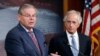 Chủ tịch ủy ban Robert Menendez, thuộc đảng Dân Chủ (trái) và Thượng nghị sĩ Ðảng Cộng Hòa Bob Corker