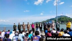 ဖေဖေါ်ဝါရီလ ၁ ရက်နေ့က ရနောင်းကနေ ကော့သောင်းဘက်ကို ပြန်လွှဲပြောင်းပေးတဲ့ လွတ်ရက်စေ့မြန်မာအလုပ်သမားများ။ (ဓာတ်ပုံ- Myanmar labour Attache)