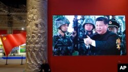 中共总书记习近平在星期天(10月16日)开幕的中共二十大上做工作报告时强调,以最大诚意、尽最大努力争取和平统一的前景,但决不承诺放弃使用武力,保留采取一切必要措施的选项。-资料照:习近平与解放军士兵交谈。