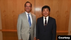 美国卫生及公共服务部部长阿扎尔(Alex Azar)(左)2018年在华盛顿会晤到访的台湾卫生福利部部长陈时中。(图片取自Alex Azar 推特)