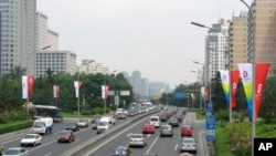 中国中产阶级人数日益增加,购买私家车的人也越来越多。图为 北京街头的车流不断