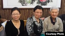 侯欣(中)与北京律师肖国珍(左)等合影(肖国珍提供)