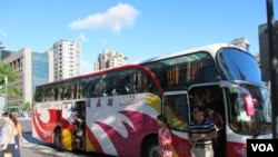 资料照:台北101大楼前的大陆游客大巴士