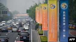 北京街头插上旗子欢迎前往北京参加一带一路论坛的各国代表。(2019年4月22日)