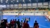FILE - Pertandingan Tim Futsal Putra PON Sumut versus Tim Futsal Putra PON DKI Jakarta harus terhenti karena atap GOR Futsal Disporasu bocor. Senin 2 September 2024. (Anugrah Andriansyah/VOA)