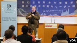 前白宫首席战略师斯蒂芬·班农周三在东京举办的第十二届族群青年领袖研习营上演讲。(美国之音 歌篮拍摄 2017年11月15日)