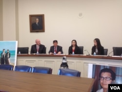 郭飞雄妻子女儿和傅希秋牧师在听证会前会见记者。(美国之音叶兵拍摄)