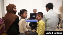 UNHCRရုံးတွင် ရိုဟင်ဂျာဒုက္ခသည်မိသားစုကို မှတ်ပုံတင်ပေးနေစဉ်