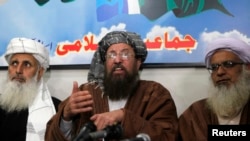 Представник Талібану Моулана Самі уль-Гак (ц) під час прес-конференції в Ісламабаді