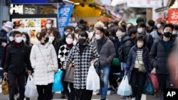 日本东京民众在元旦前出门采购。2022年12月30日。