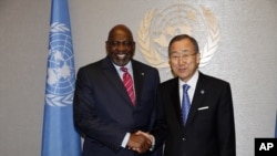 联合国秘书长潘基文在联合国总部会晤马里过渡总理迪亚拉（2012年9月23日）