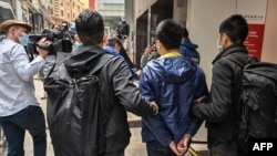香港警察在中环地区逮捕泛民主派人士。(2021年1月6日)