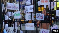 薛明德在“狱中”大声朗诵俄国诗人普希金的《致大海》。(美国之音方方拍摄)