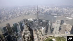 从上海环球金融中心望向上海的天际线。