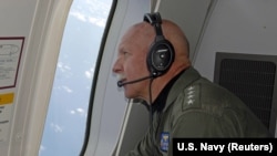 美国海军太平洋舰队司令斯威夫特上将乘P8-A海神侦察机在南中国海上空观察行动。(2015年7月18日)
