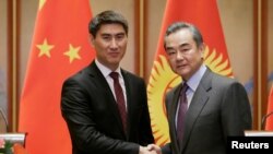 资料照:中国外长王毅在北京钓鱼台国宾馆与吉尔吉斯斯坦外长钦吉斯·艾达尔别科夫出席一个联合记者会。(2019年2月21日)