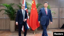 英国首相斯塔默与中国领导人习近平在出席巴西里约热内卢G20峰会期间举行双边会晤。(2024年11月18日)