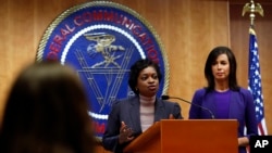 资料照片:时任联邦通信委员会委员的罗森沃塞尔(右)在委员会回答记者的提问(2017年12月14日)