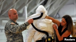 美国陆军传染病医学研究所人员训练将要开赴西非抗击埃博拉的美国军人(2014年10月9日)