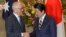 澳大利亚总理特恩布尔（左）在日本首相官邸与安倍首相握手