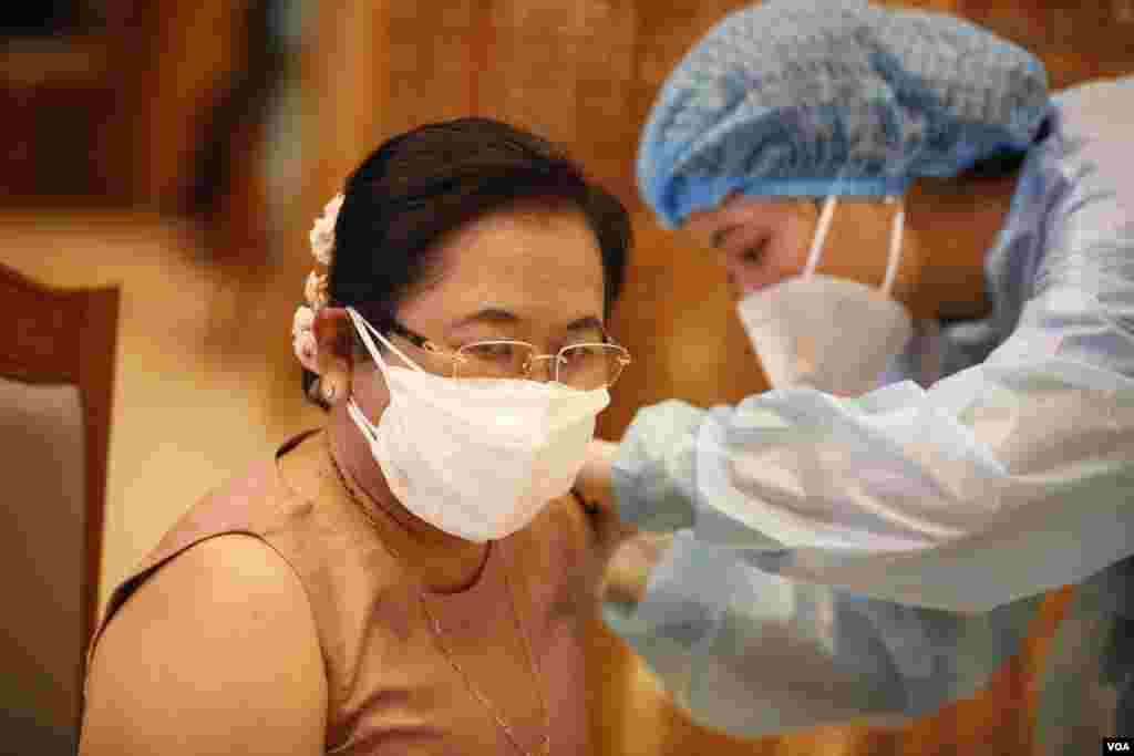 တတိယအကြိမ် လွှတ်တော် တက်ရောက်မည့် ပြည်သူ့လွှတ်တော် ကိုယ်စားလှယ်များကို COVID ကာကွယ်ဆေး စတင် ထိုးနှံသည့် မြင်ကွင်း။ (ဇန်နဝါရီ ၂၉၊ ၂၀၂၁)