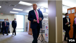 美国总统唐纳德·特朗普在佛罗里达州西棕榈滩为总统选举投票后离开投票站。(2020年10月24日)