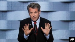 美国参议院银行委员会的民主党籍资深参议员施罗德.布朗在民主党代表大会上发言(2016年7月28日)