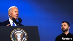 Tổng thống Ukraine Volodymyr Zelenskyy lắng nghe Tổng thống Mỹ Joe Biden phát biểu trong cuộc họp Hiệp ước Ukraine, bên lề hội nghị thượng đỉnh kỷ niệm 75 năm thành lập NATO tại Washington, ngày 11/7/2024.