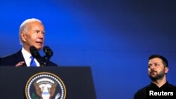 资料照:乌克兰总统泽连斯基在美国华盛顿举行的北约成立75周年峰会期间聆听拜登总统讲话。(2024年7月11日)