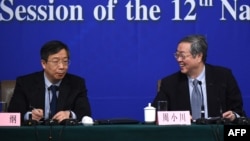 时任中国人民银行副行长易纲与时任中国人民银行行长周小川在第十二届全国人大第三次会议期间举行记者会。(2015年3月12日)
